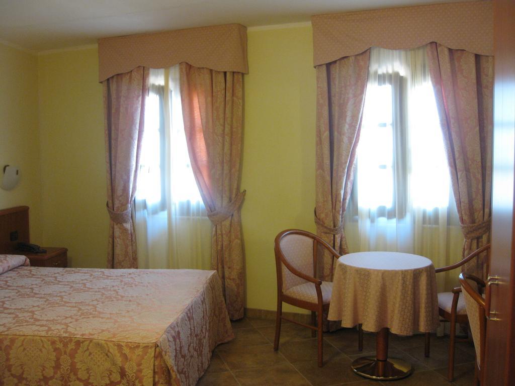 Albergo Giardino Sannazzaro de' Burgondi Zimmer foto